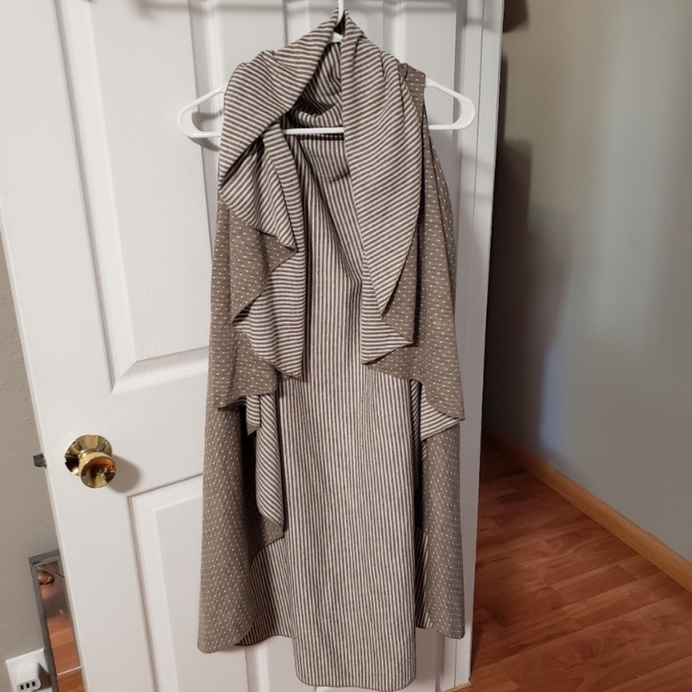 City Wrap on the Go Taupe wrap shawl scarf cape poncho all-in-one tan/cream